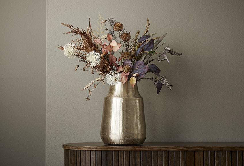 Vase med kunstige blomster