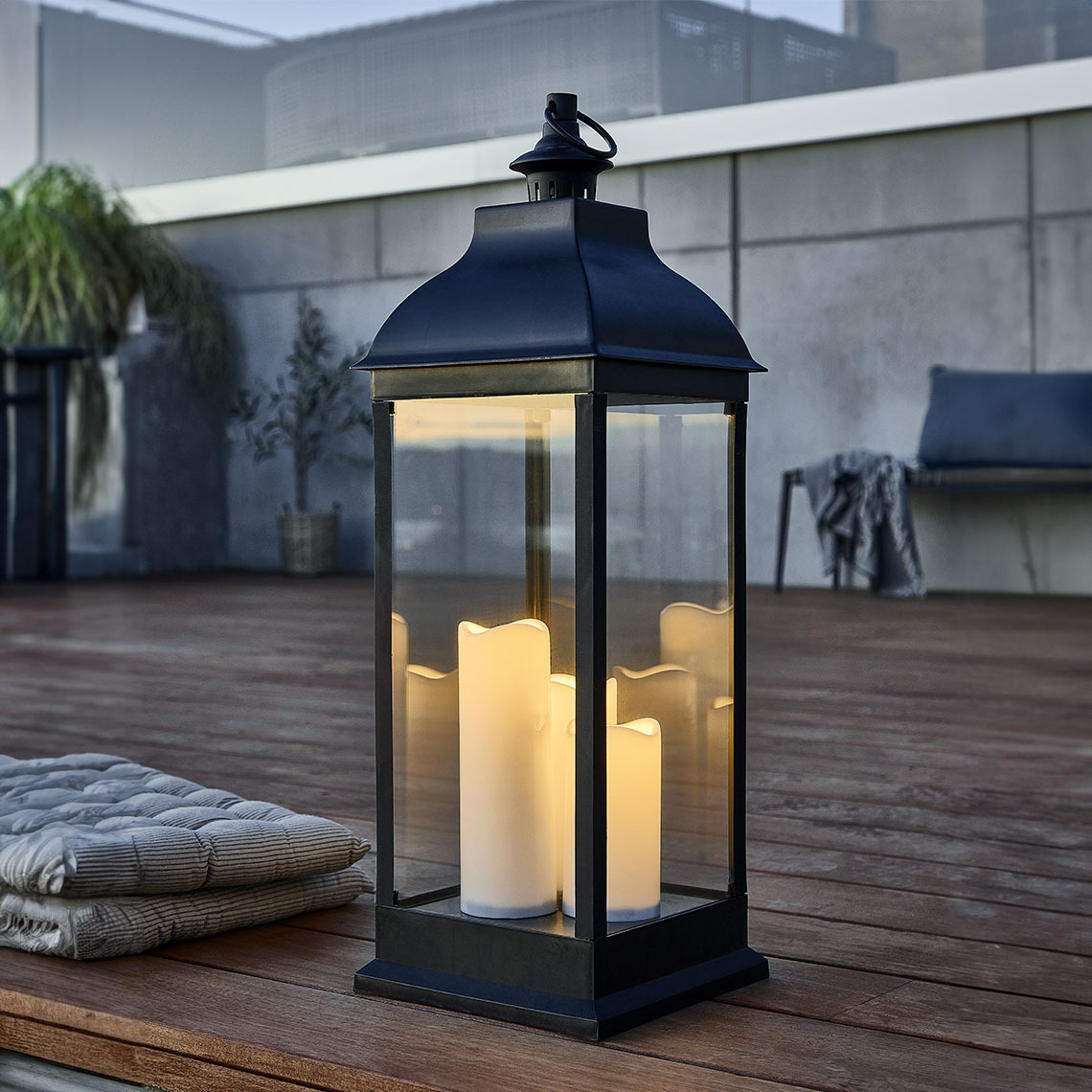 ANKA lanterne Sort lanterne på en terrasse en sommeraften