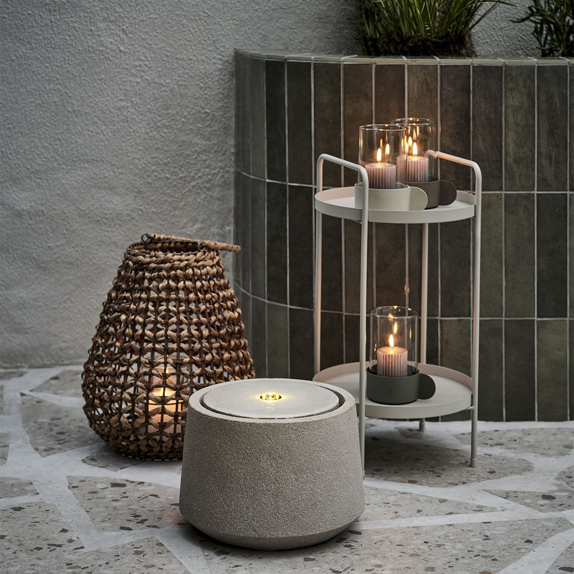 ROVTERNE lanterne, GRANMEIS fontæne og GULBUD lanterner Lanterner og udendørsbelysning på en lille terrasse